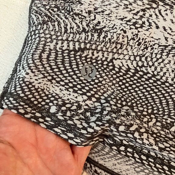 Lululemon For the Run Short Sleeve Shirt Top Swerve Grey Mesh Womens Size 6 / 8 - Picture 5 of 6